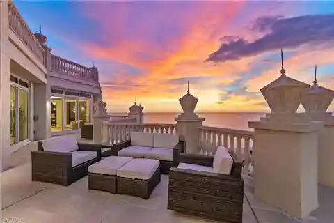 Extraordinary Penthouse in the Heart of Park Shore