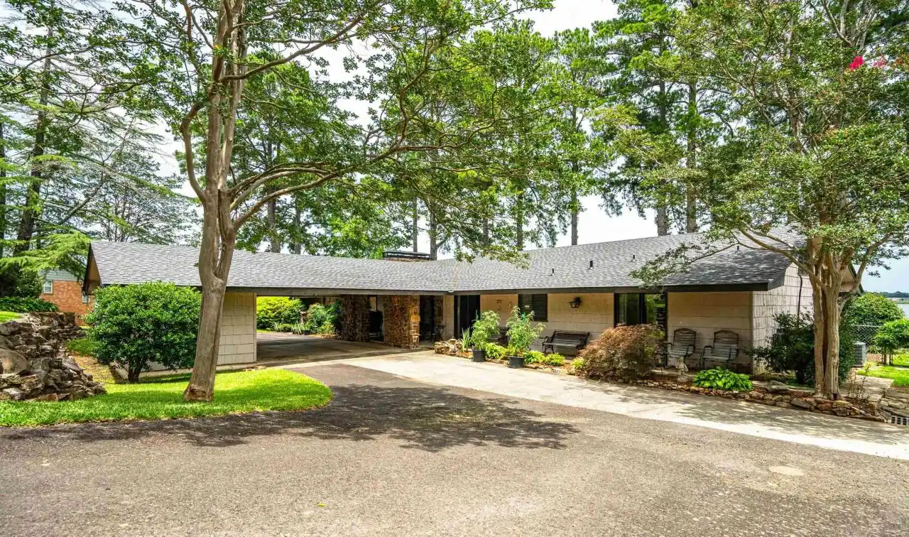 Ideal Home to Create Lasting Memories by the Water