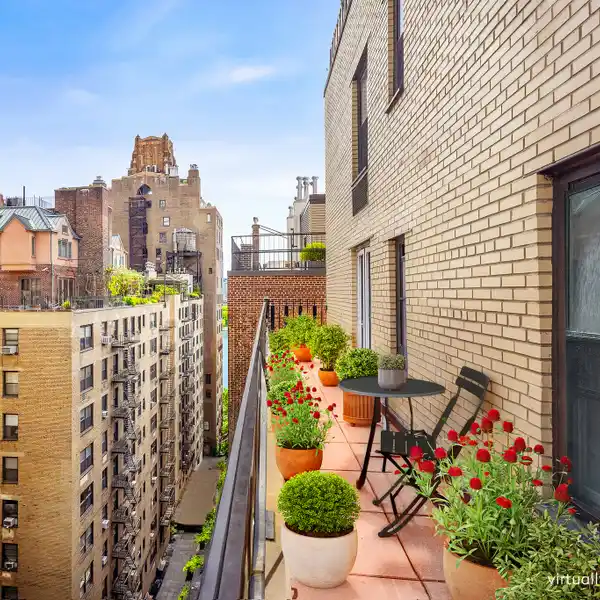 SPACIOUS UNIT IN THE SOUTHGATE COMMUNITY