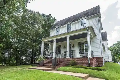 Luxury Living Steps from Collierville Square
