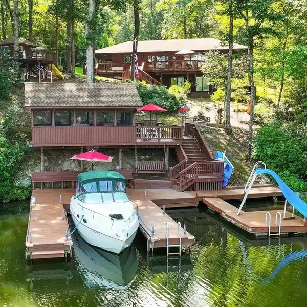ABSOLUTLY PERFECT LAKE HOUSE ON NO WAKE COVE