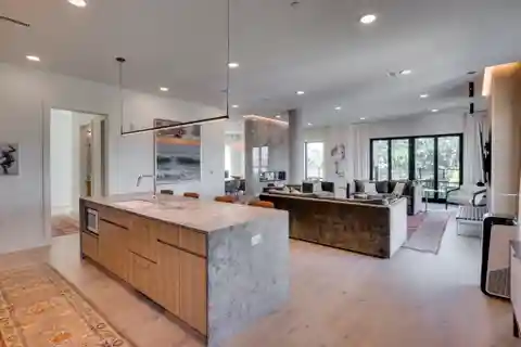Dual-level Penthouse in an Exclusive Boutique Building