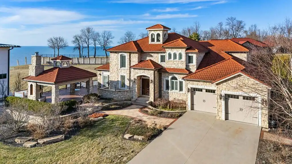 Elegance and Tranquility Overlooking the Lake