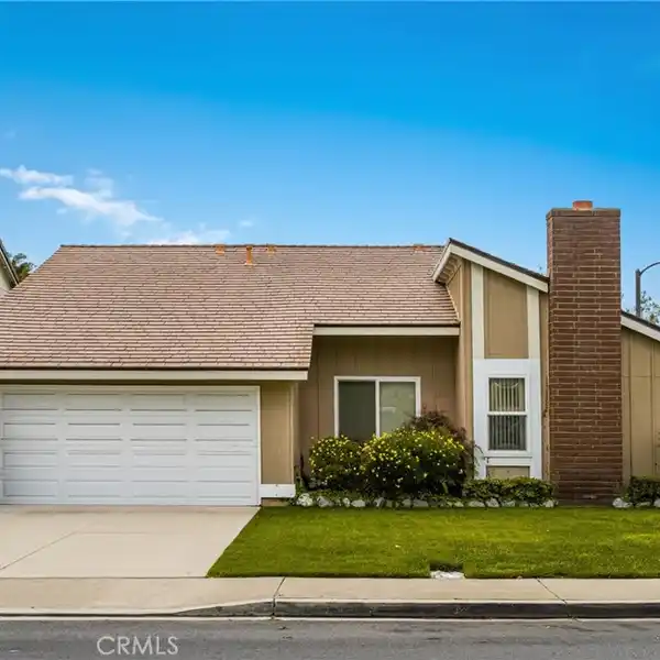 CHARMING SINGLE-STORY HOME IN DEERFIELD