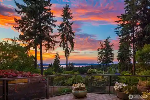 Stunning Clyde Hill Luxury Home