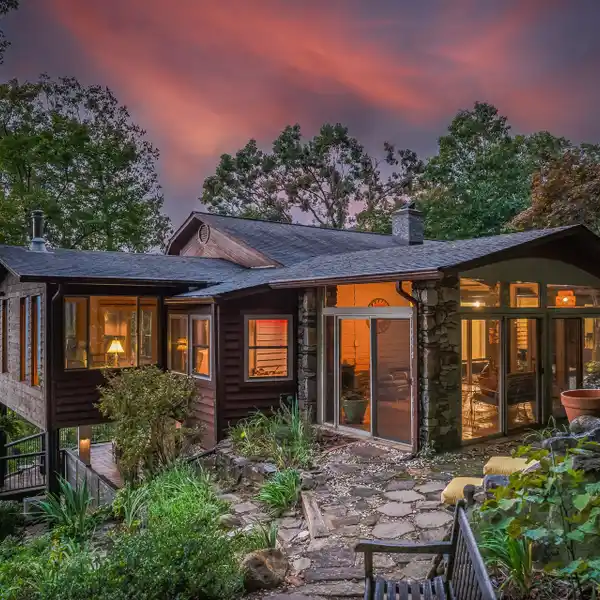 CONTEMPORARY DESIGN MEETS MOUNTAIN LUXURY