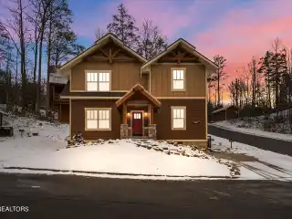 Upscale Mountain Cottage Retreat