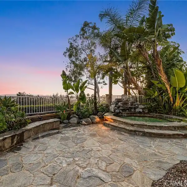 ARTFULLY COMPOSED ESTATE OFFERING ULTIMATE RELAXED SOPHISTICATION