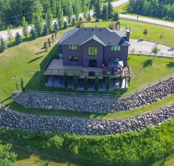 EXQUISITE RESIDENCE ON 3.4 ACRES