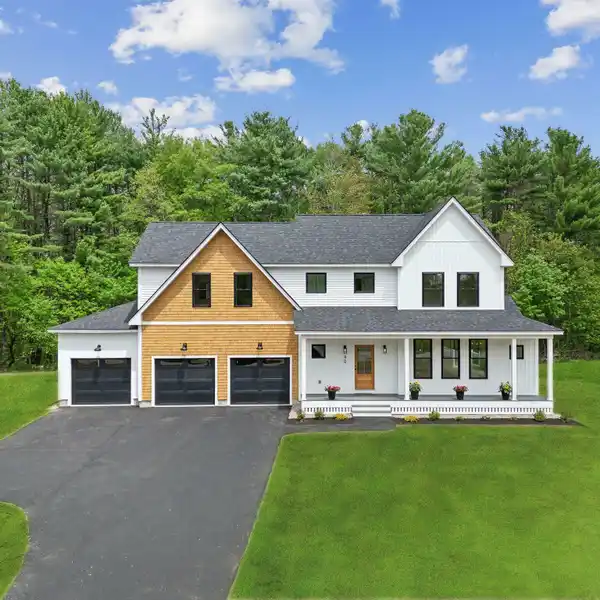 IMPRESSIVE CRAFTSMANSHIP AND MODERN OPEN LAYOUT