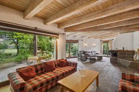 High-Quality Residence with Classic Country Home Architecture