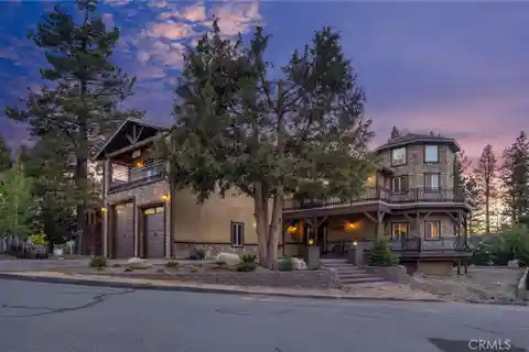 Exquisite Mountain Retreat in Tranquil Neighborhood