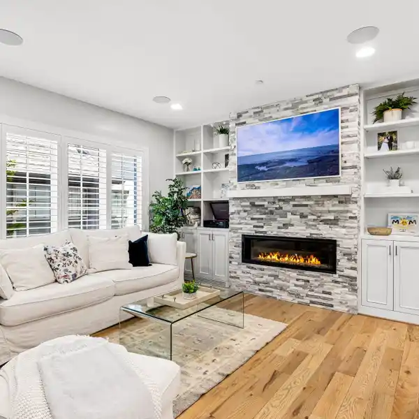 SLEEK TOWNHOME-STYLE CONDO