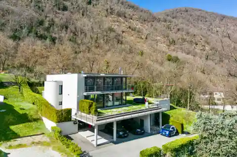 Modern Living in a Tranquil Setting