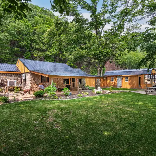 RIVERSIDE MOUNTAIN RETREAT