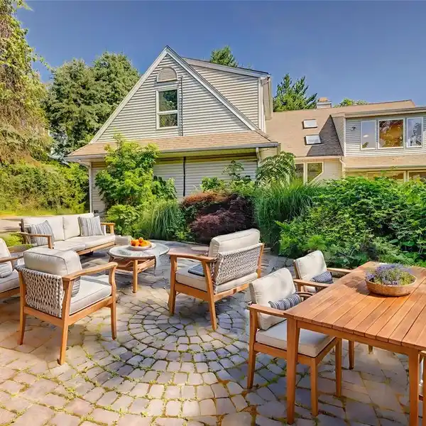 A UNIQUE BLEND OF SERENITY AND STYLE