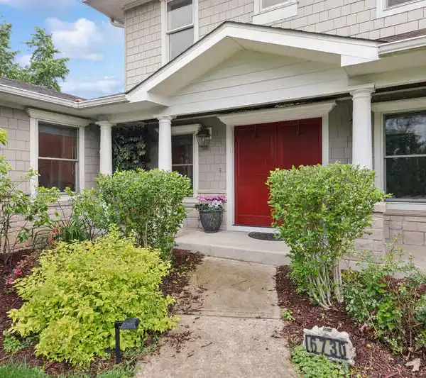 FANTASTIC LOCATION IN RIDGEMOOR ESTATES