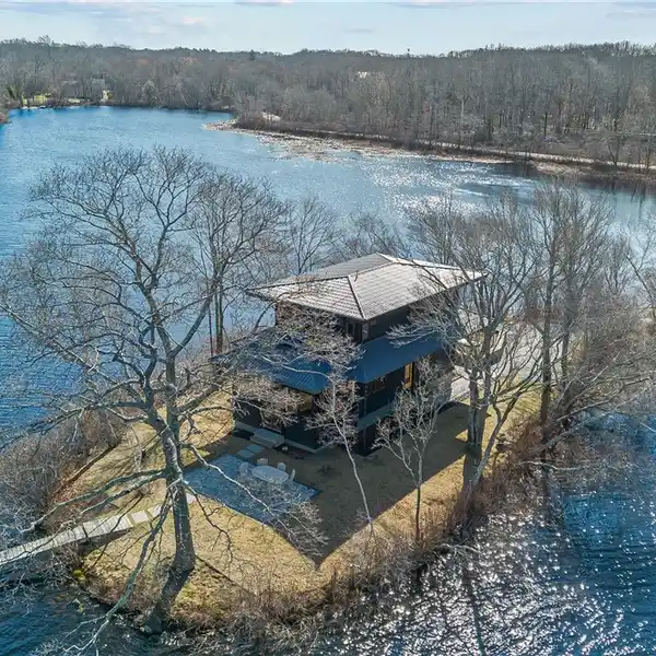 JAPANESE-INSPIRED LAKEFRONT RETREAT