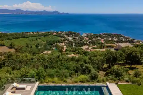 Peaceful Architect-designed Property with a Sea View