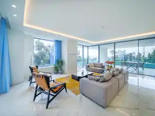 Full-floor Sea-view Apartment