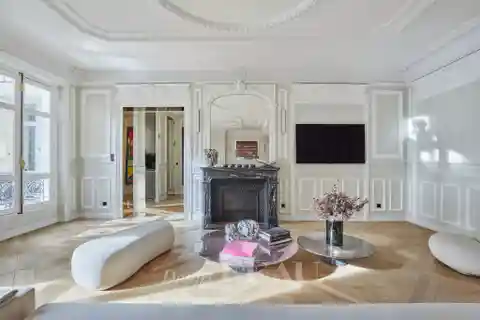 Meticulously Renovated South-West-Facing Apartment