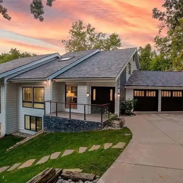 BOLD MODERNIZED MASTERPIECE