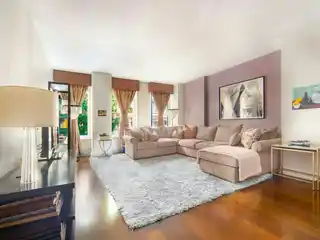 Gracious Residence in the Linden 78