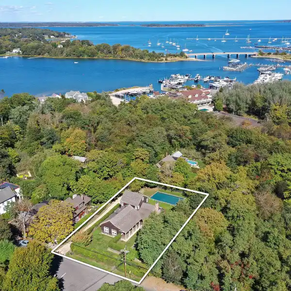 CHARM AND ELEGANCE IN THE HISTORIC WHALING VILLAGE