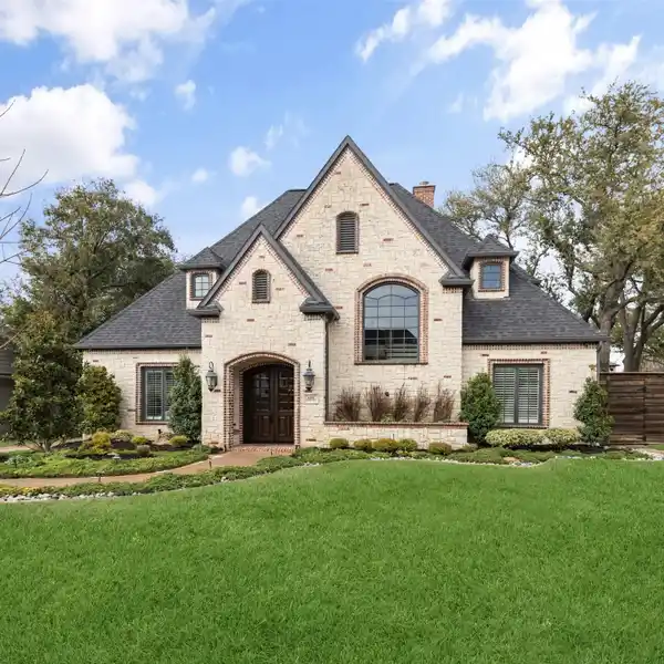 BEAUTIFULLY CRAFTED STONE TRADITIONAL HOME