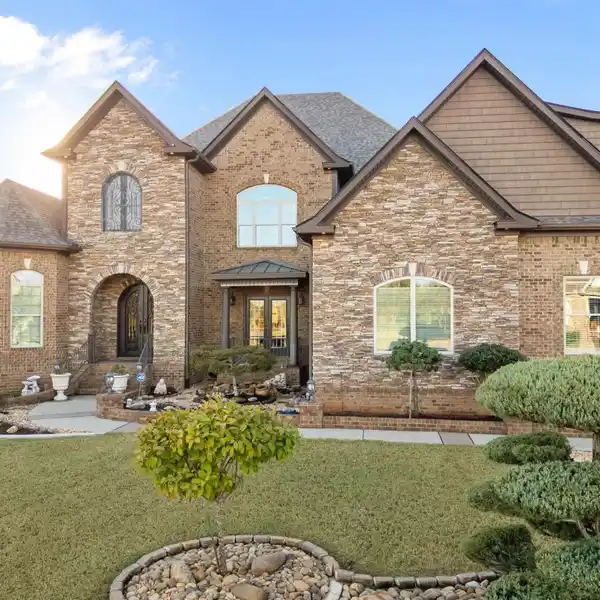 ELEGANT & COMFORTABLE HOME