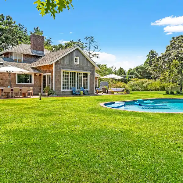 BEACH HAMPTON BEAUTY STEPS FROM THE OCEAN