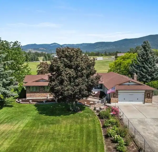 PRIVATE RETREAT IN THE HEART OF GREENACRES