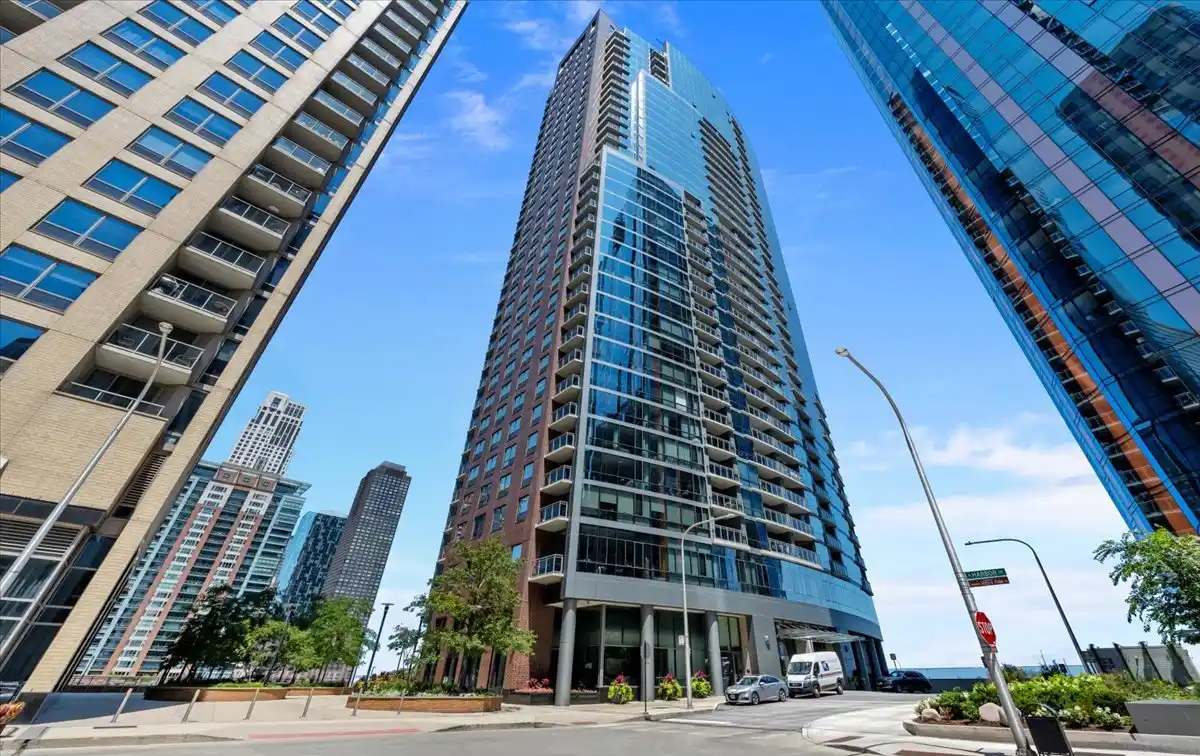 Penthouse with Stunning Views of Chicago River