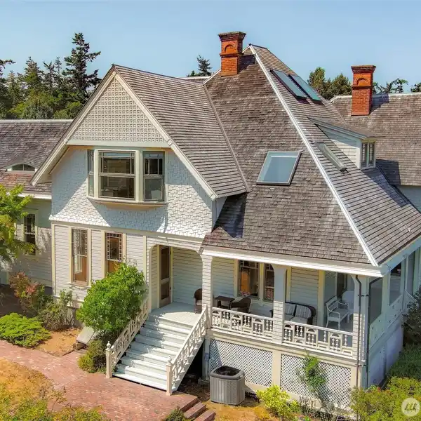 STATELY AND COMFORTABLE VICTORIAN HOME