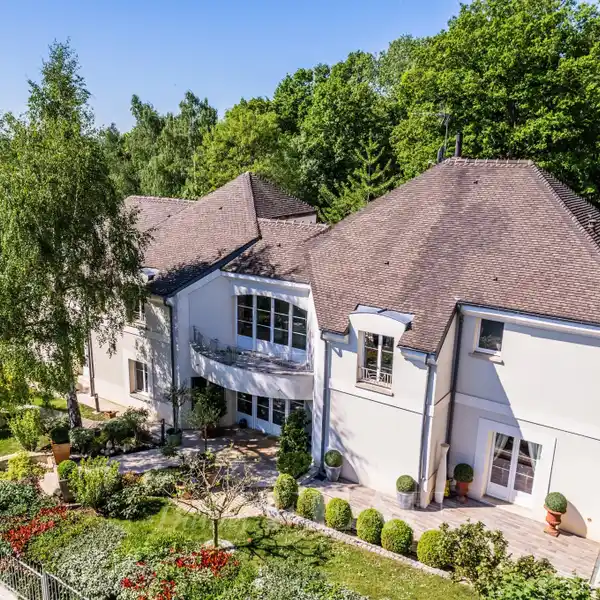 EXCEPTIONAL CONTEMPORARY PROPERTY