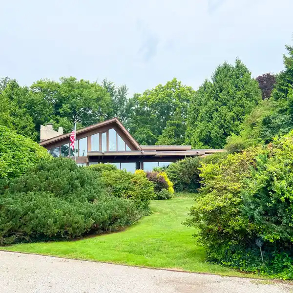 UNIQUE MID-CENTURY WATERFRONT HOME