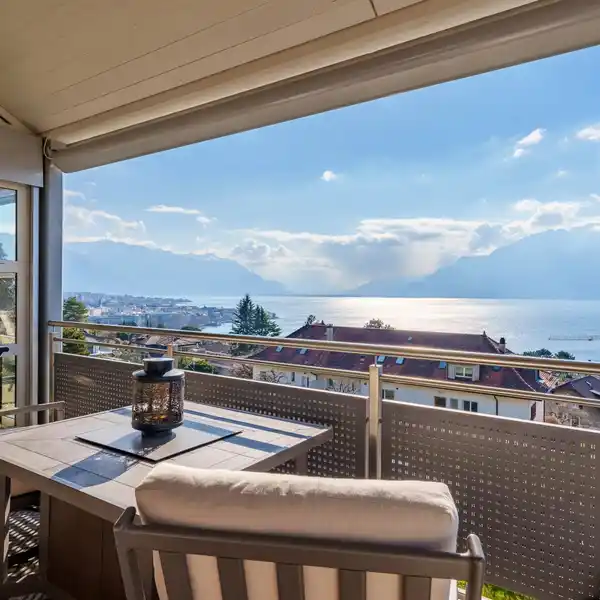 SPACIOUS APARTMENT OVERLOOKING LAKE GENEVA