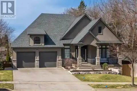 Stunning Niagara Bungalow with Double Garage