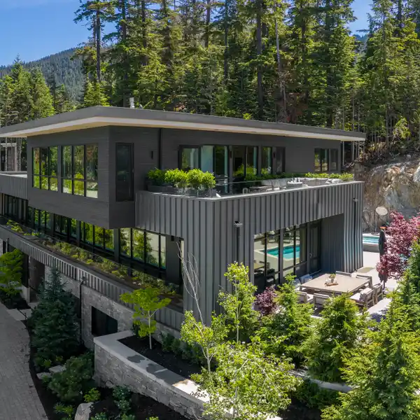 MASTERFULLY CRAFTED SKI-IN/SKI-OUT RESIDENCE