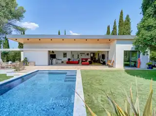 Mid-Century Elegance in Secluded Garden Setting