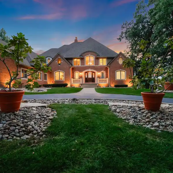 TIMELESS LUXURY MEETS EVERYDAY COMFORT IN ROSEWOOD ESTATES