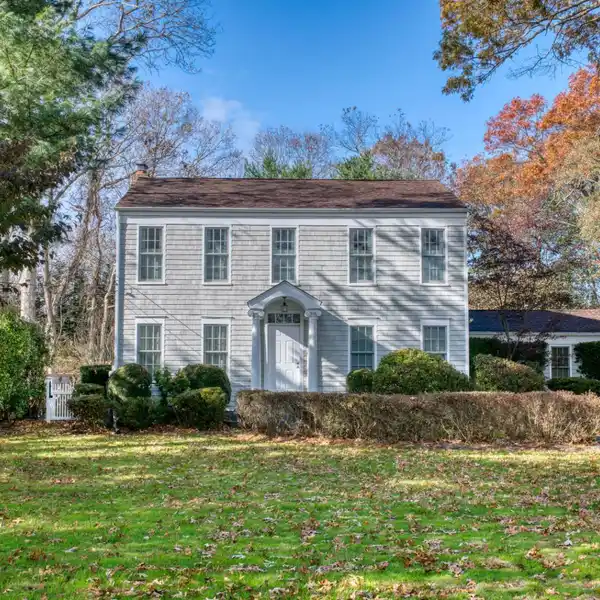 BEAUTIFUL TRADITIONAL HOME FOR RENT IN BRIDGEHAMPTON