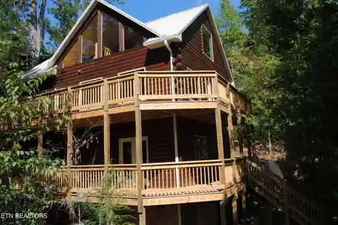 Custom Cabin in Prime Resort Location