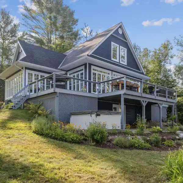 HIGH-END LAKEFRONT PROPERTY