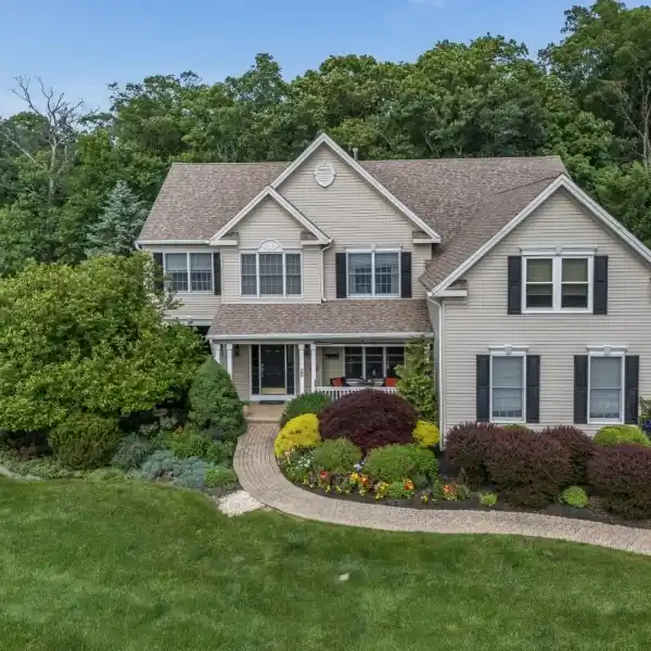 EXPANSIVE COLONIAL WITH GOURMET KITCHEN & PRIVACY