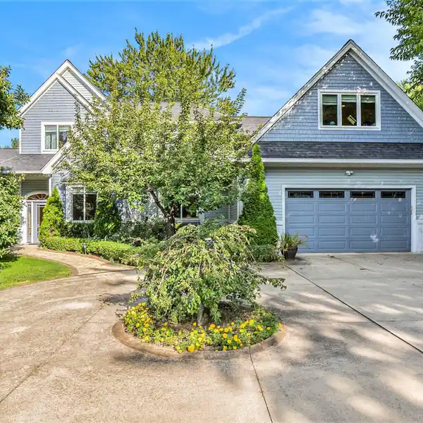 LOVELY BLEND OF LUXURY AND COMFORT