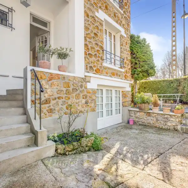 RENOVATED 1920S MILLSTONE HOME WITH GARDEN