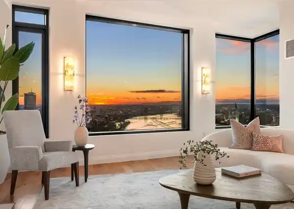 CORNER HOME WITH ICONIC VIEWS