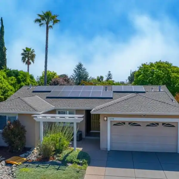 MOVE-IN READY RESIDENCE IN A WONDERFUL NEIGHBORHOOD