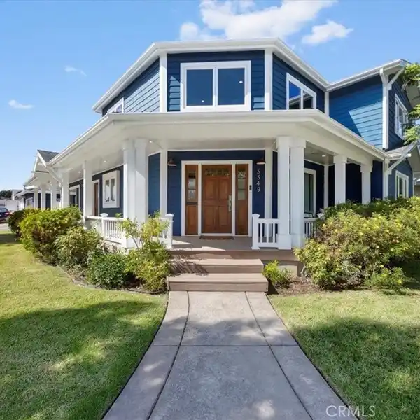 SPACIOUS HOLLYGLEN HOME WITH VAULTED CEILINGS